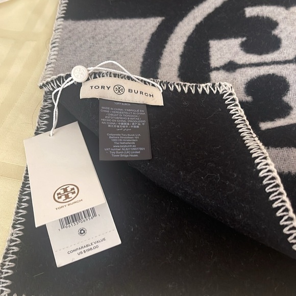 BNWT: Tory Burch scarf (black and white) 100% wool - Picture 4 of 11